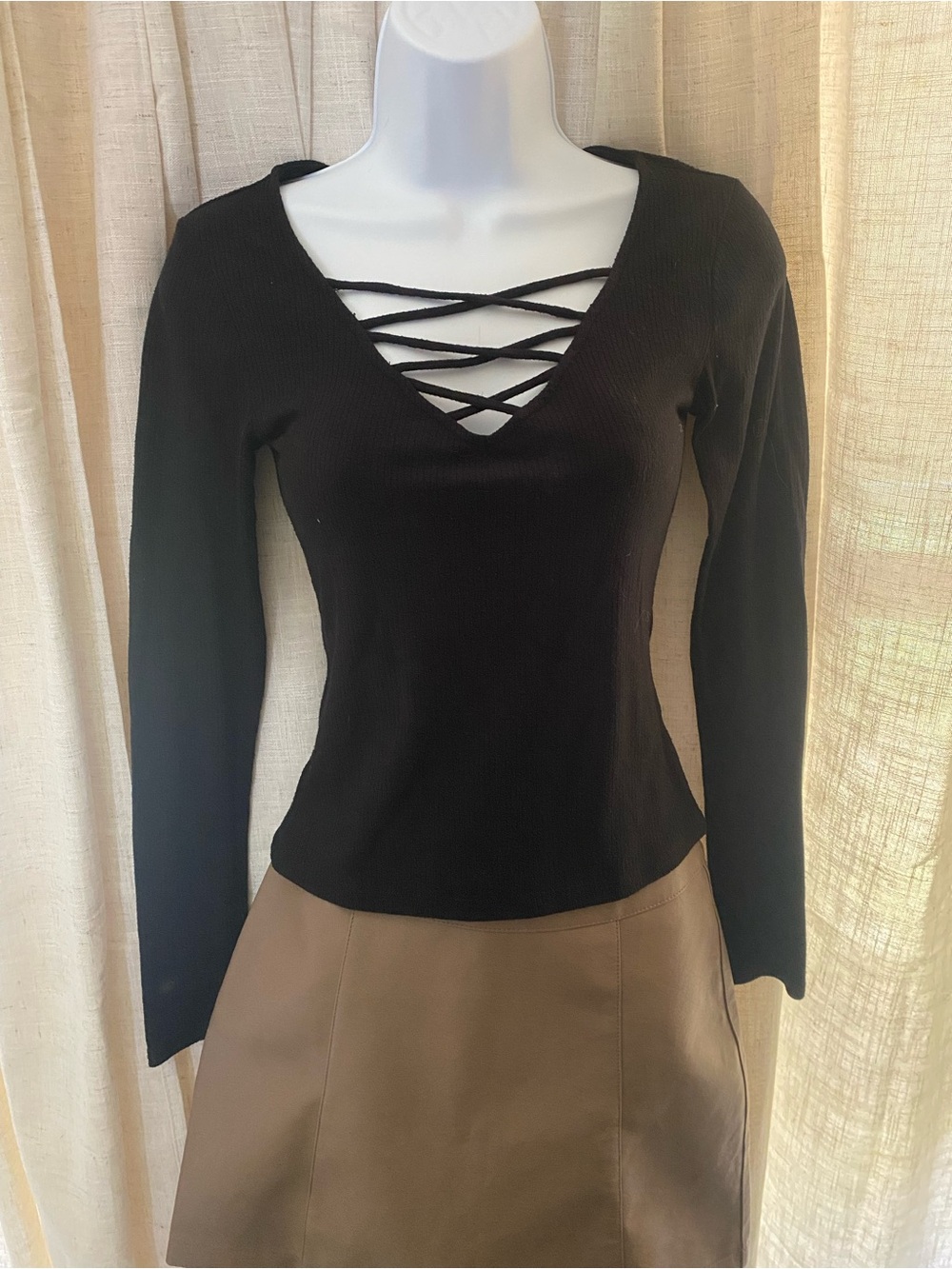 Women's Black Long-Sleeve Crisscross V-Neck Top - Picture 1 of 7